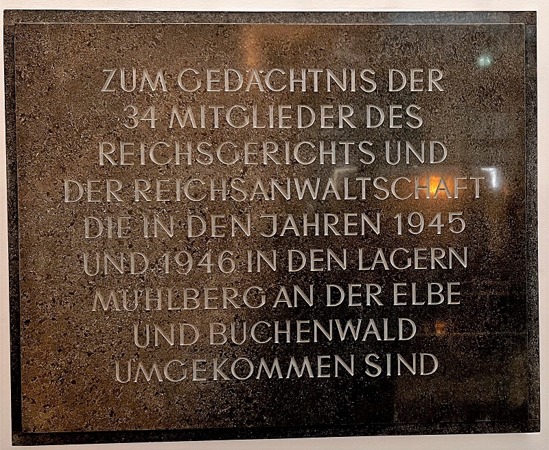 Foto der Gedenktafel, die heute noch in unmittelbarer Nähe zum Eingang des Sitzungssaals des VII. Zivilsenats eingemauert ist.