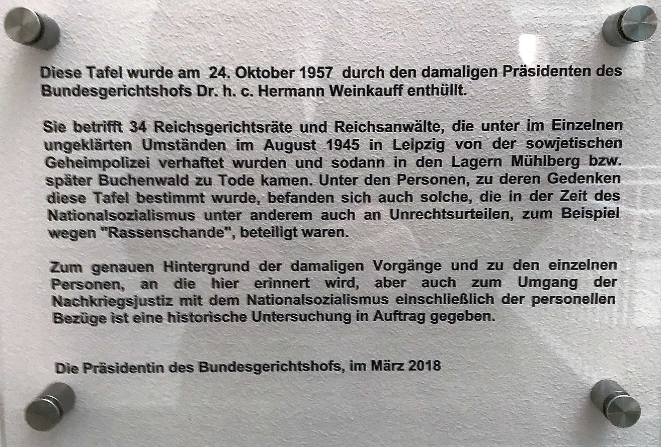 Hinweisschild zur Gedenktafel an die Reichsgerichtsräte und Reichsanwaltschaft im Dritten Reich